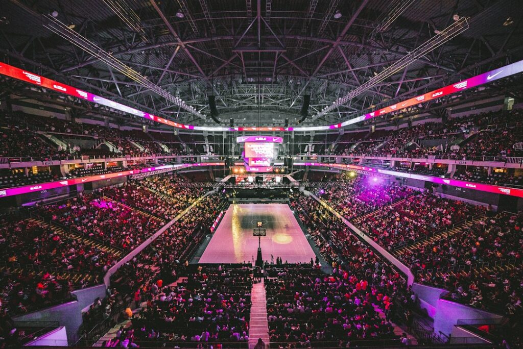 Imagen ilustrativa de un partido de baloncesto en una arena; no corresponde al partido Estados Unidos-España. Foto de JC Gellidon en Unsplash.