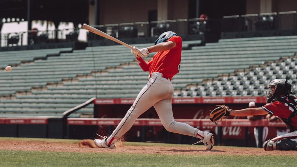 Imagen ilustrativa de un bateador durante un partido de béisbol; no corresponde al juego Marlins-Dodgers. Foto de Josh Hemsley en Unsplash.