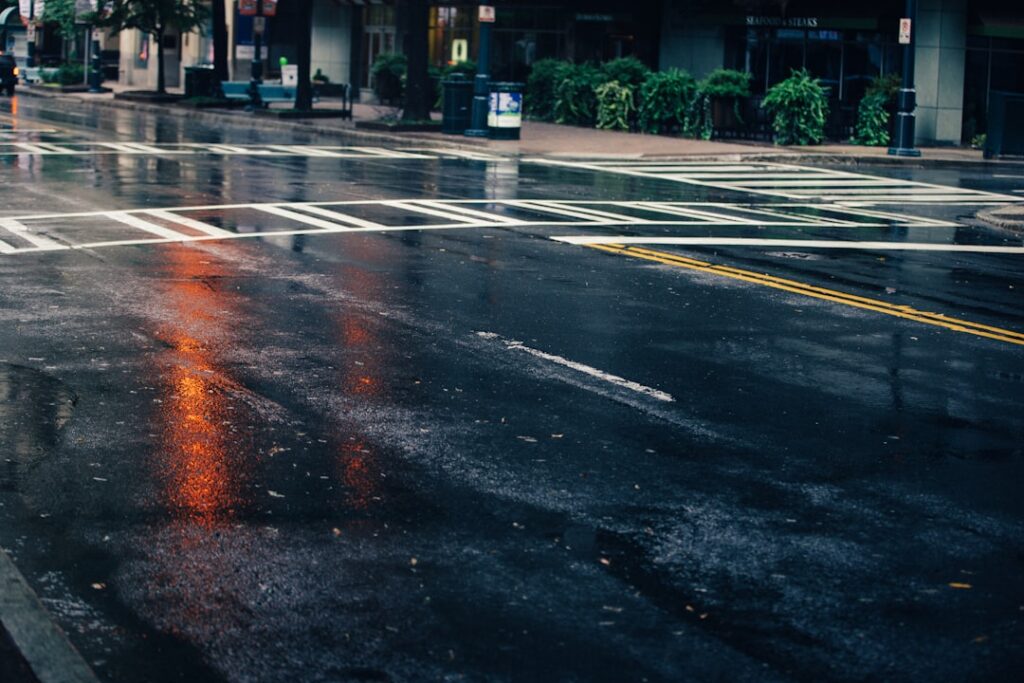 Imagen ilustrativa de una carretera mojada bajo lluvia; no corresponde a una inundación específica en Connecticut. Foto de Wes Hicks en Unsplash.