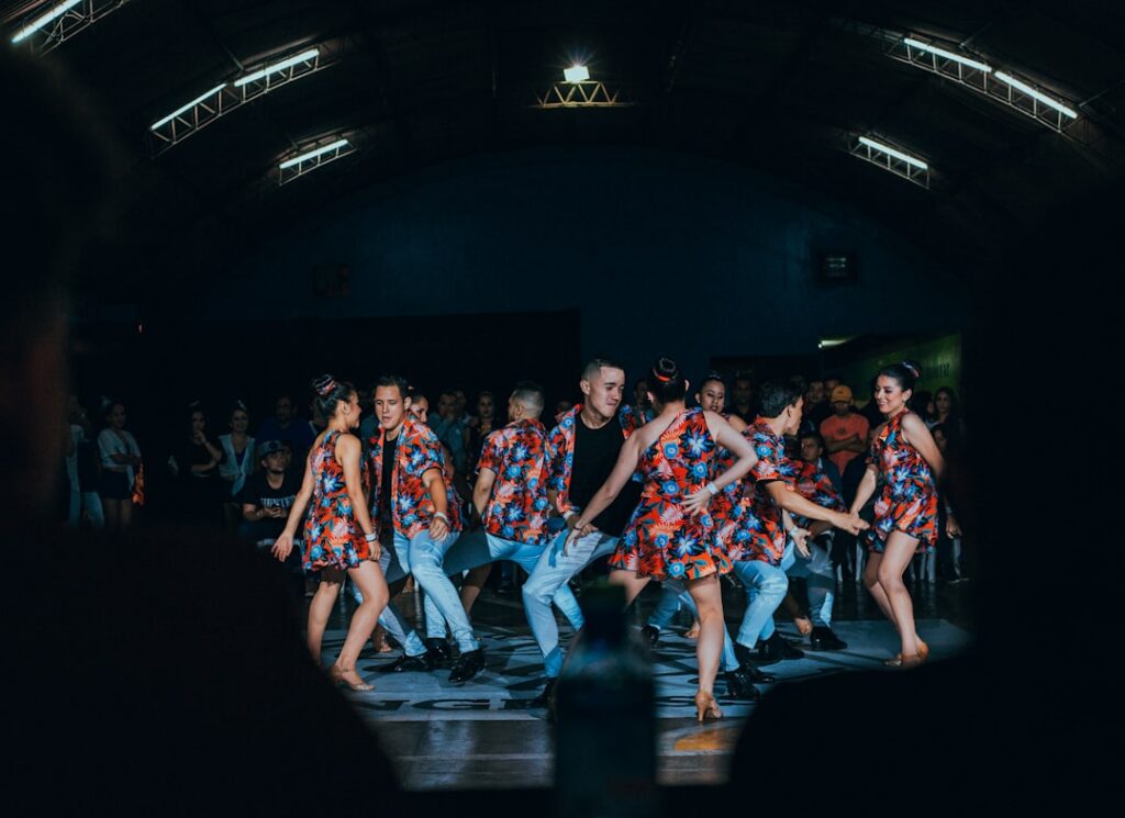 Personas bailando en una celebración cultural; imagen ilustrativa, no corresponde al evento de Doral
