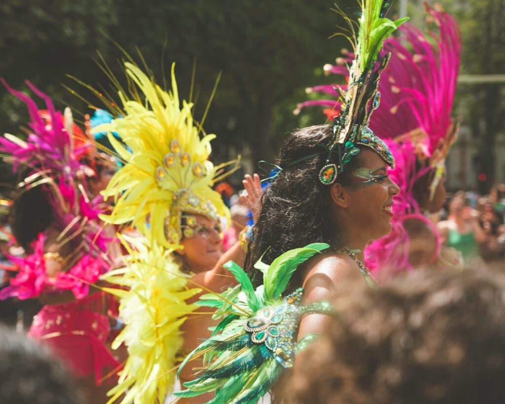 Imagen ilustrativa de una celebración con baile y música; no corresponde al evento reportado. Foto: VENUS MAJOR / Unsplash.