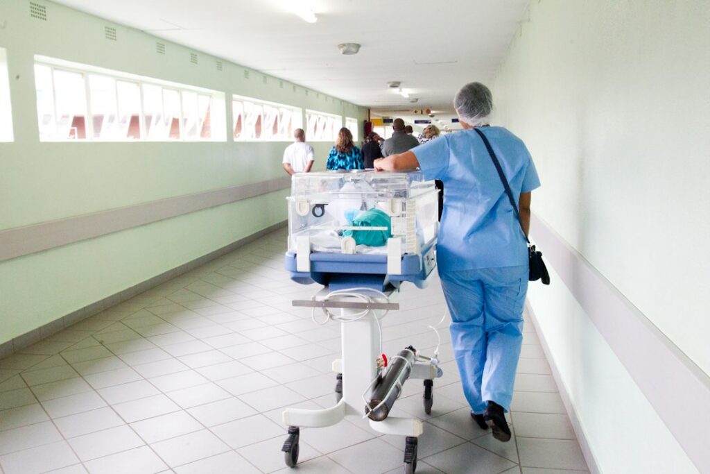 Personal sanitario caminando por un hospital; imagen ilustrativa, no muestra a empleados de Boston Medical Center