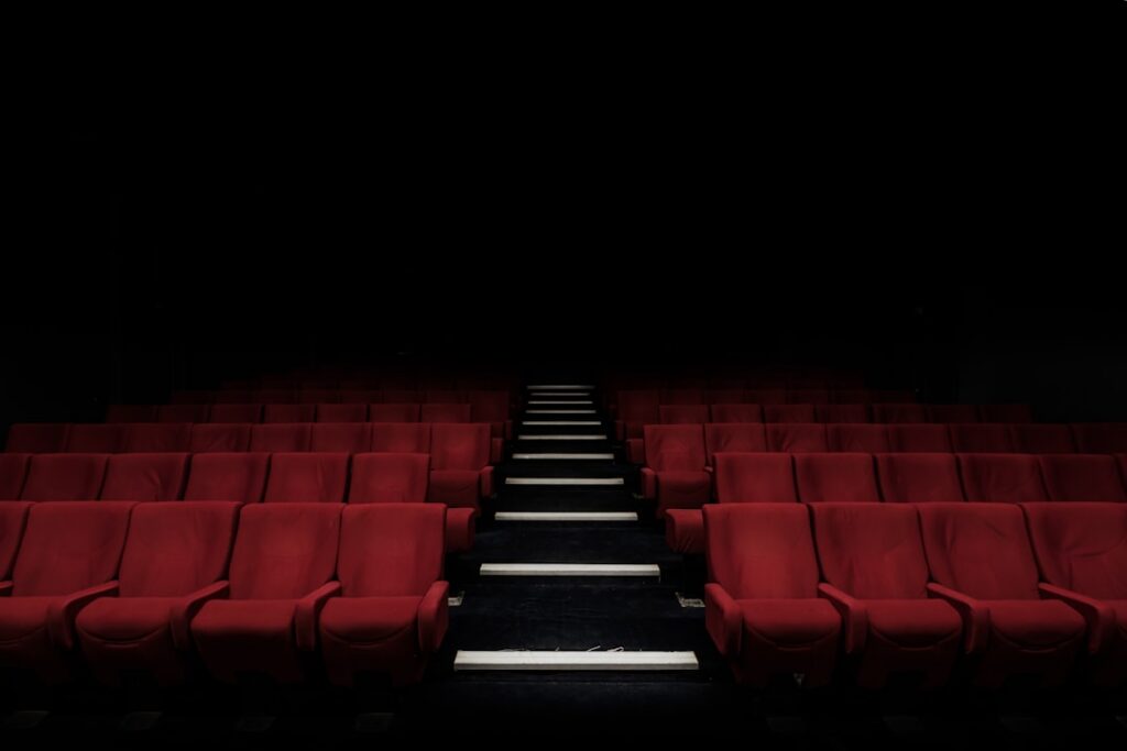 Sala de cine. Imagen ilustrativa; no muestra el estreno reportado. Felix Mooneeram / Unsplash.