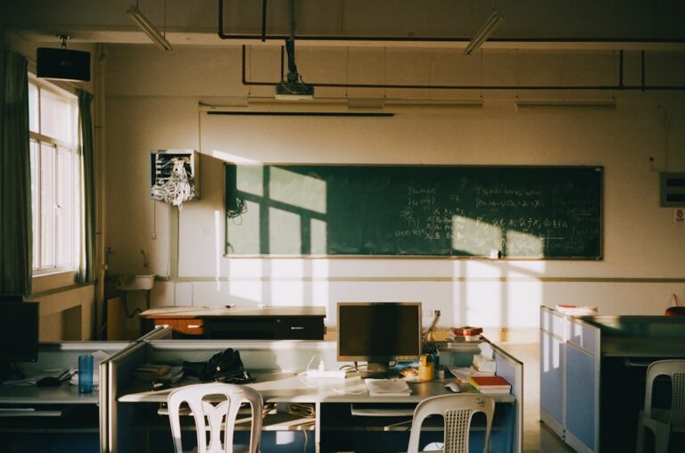Imagen ilustrativa de un salón escolar vacío; no muestra una escuela de Springfield. Foto: Jun Ren / Unsplash.