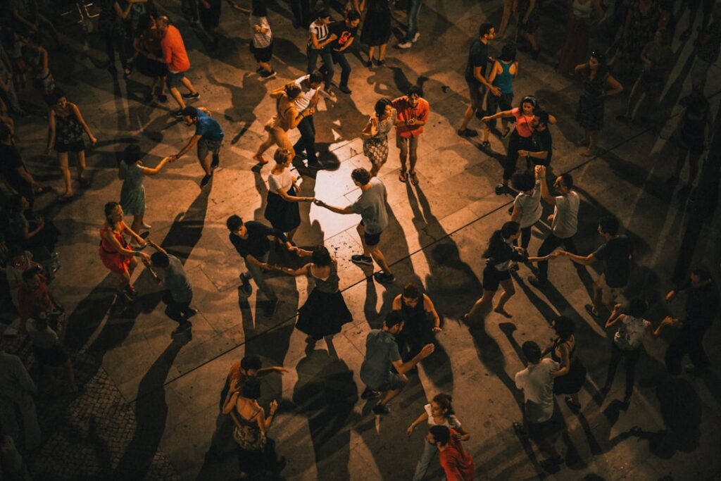 Pareja bailando salsa; imagen ilustrativa, no corresponde al evento de Boston